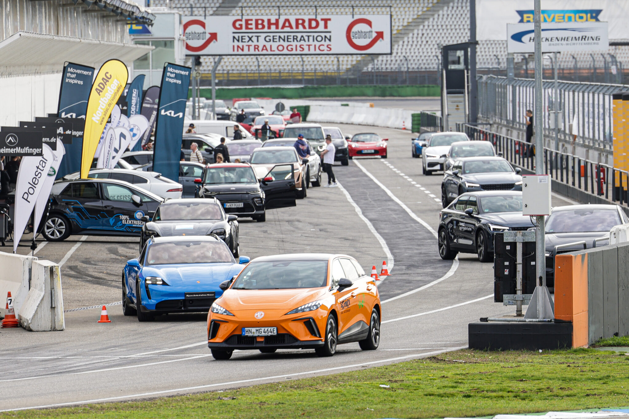 e4 TESTIVAL 2022 - Die Boxengasse voll mit E-Autos