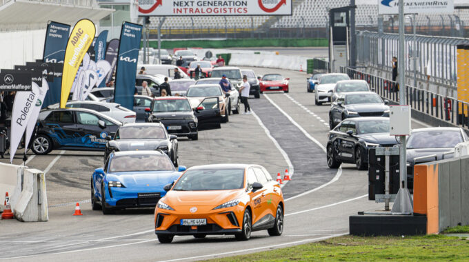 E4 TESTIVAL 2022 - Die Boxengasse Voll Mit E-Autos