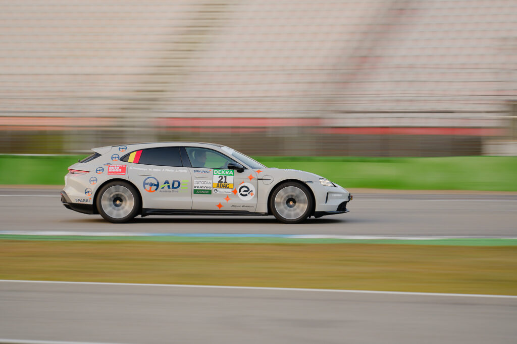 Auto auf der Grand-Prix-Strecke bei der e-competition